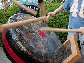 Kinder mit japan. Daiko-Trommel